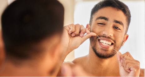 diş ipindən istifadə edən kişi