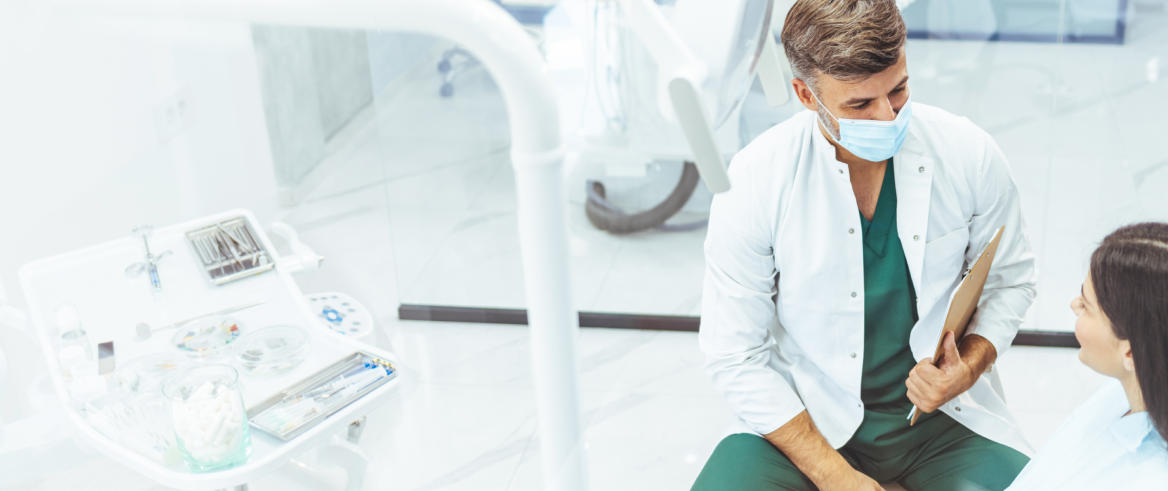 Diş həkimi və onun pasiyenti.  